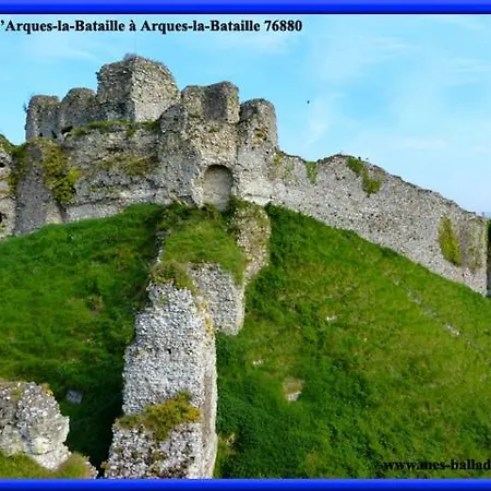 D'hotes & La Chatellenie Bed and Breakfast 3*