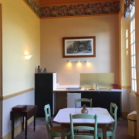 D'hotes & La Chatellenie Bed and Breakfast 3*