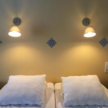 D'hotes & La Chatellenie Bed and Breakfast 3*