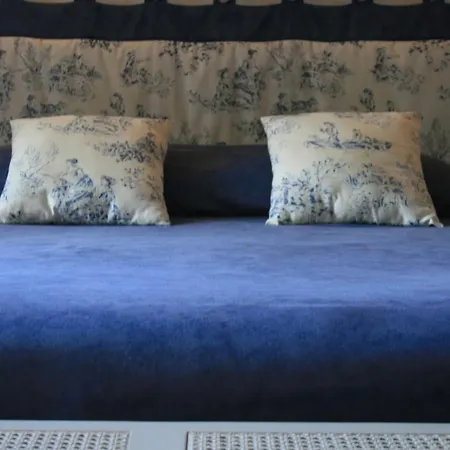 D'hotes & La Chatellenie Bed & Breakfast 3*