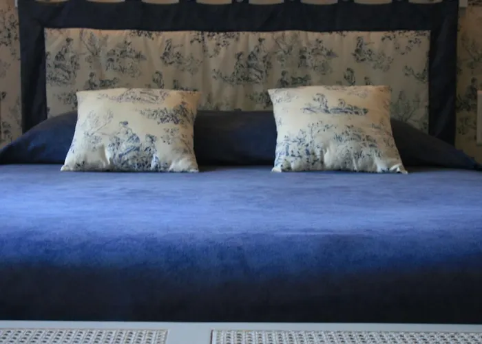 D'hotes & La Chatellenie Bed & Breakfast 3*